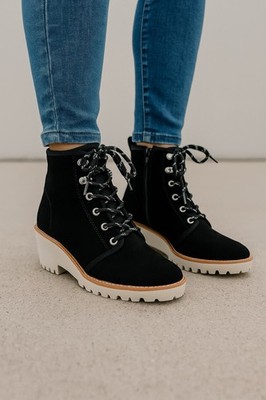 Copper Key Women s Lace Up Ankle Boots Black Suede Leather Lug Sole Size 7.5 NEW