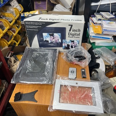 Digital Labs Photo Frame Model K101.  7  Screen. W/Remote, 2 Frames, Stand