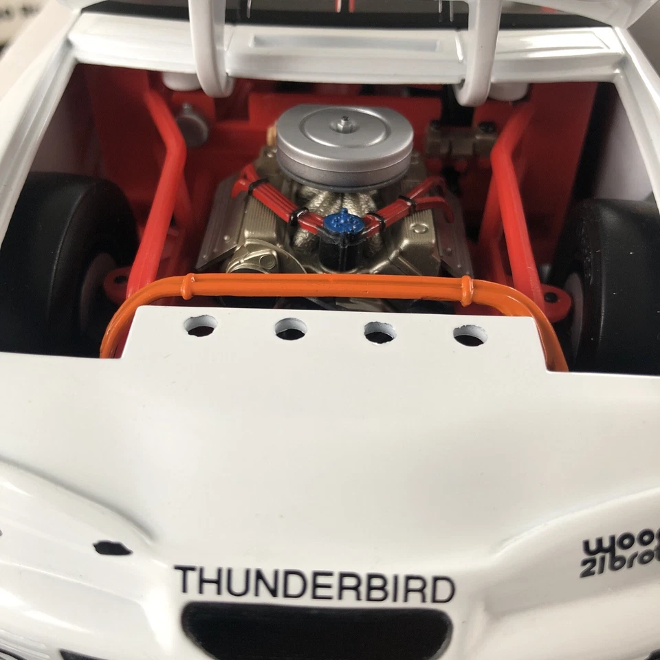 Ford Thunderbird escala 1:18 NASCAR # 21 Top Dog Michael Waltrip “97” Foto 3 de 4