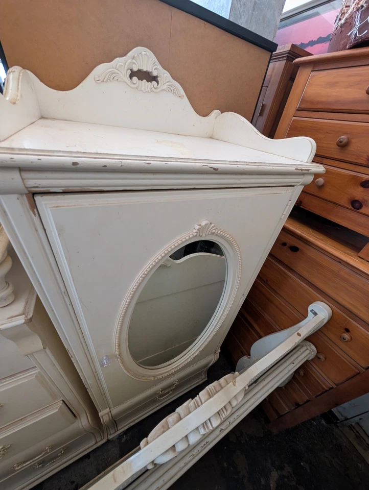 White Fine Furniture French Provincial 8-Pc Bedroom Set Full Headboard - Image 4 of 4