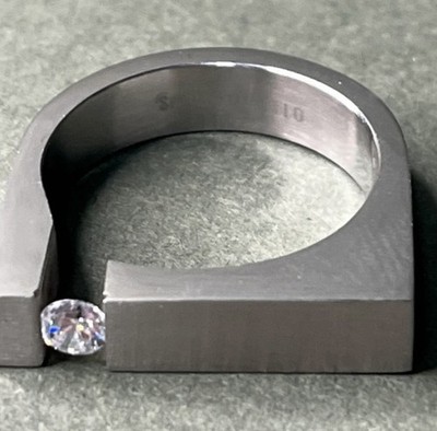 SPARTA Herren D Ring Edelstahl mit einem Akzentstein, USA Größe 10, UK T1/2