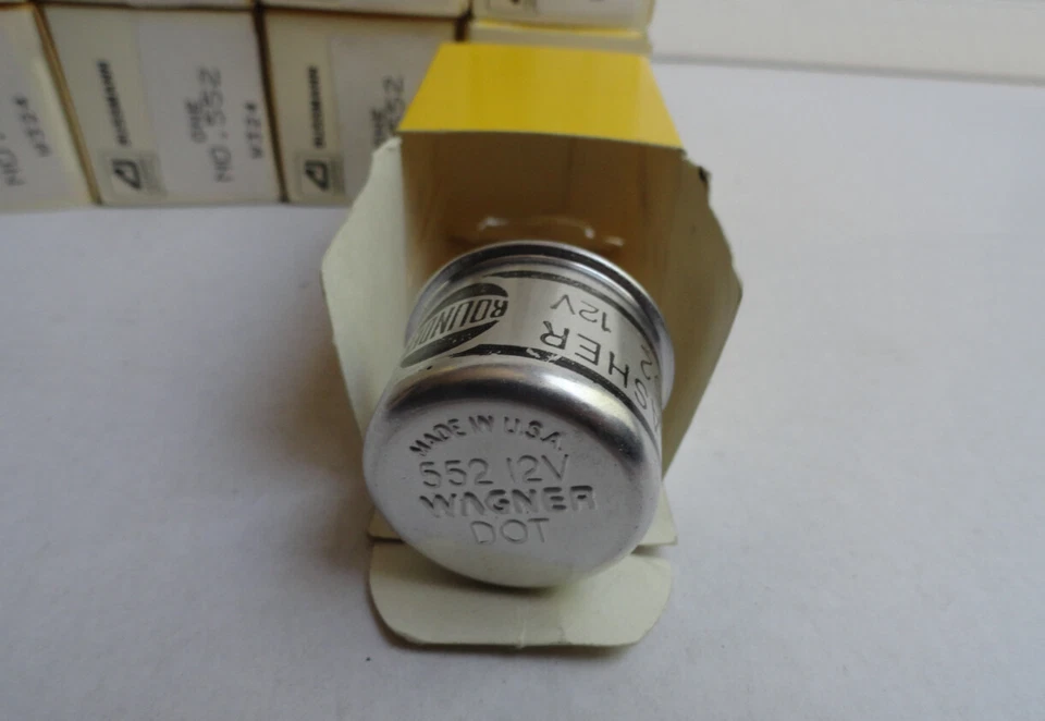 Lot of 17, Bussmann 552 Flasher Buss Wagner DOT Rounder 12v 2 Prong  Foto 2 de 4