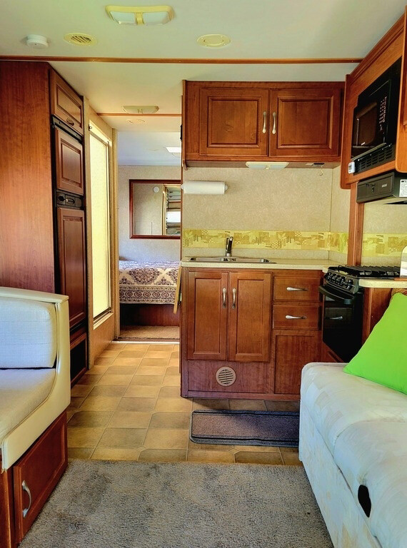 2006 Thor Dutchmen Express 29R Class C 6.8L V10 34,900 Miles 2 Slides