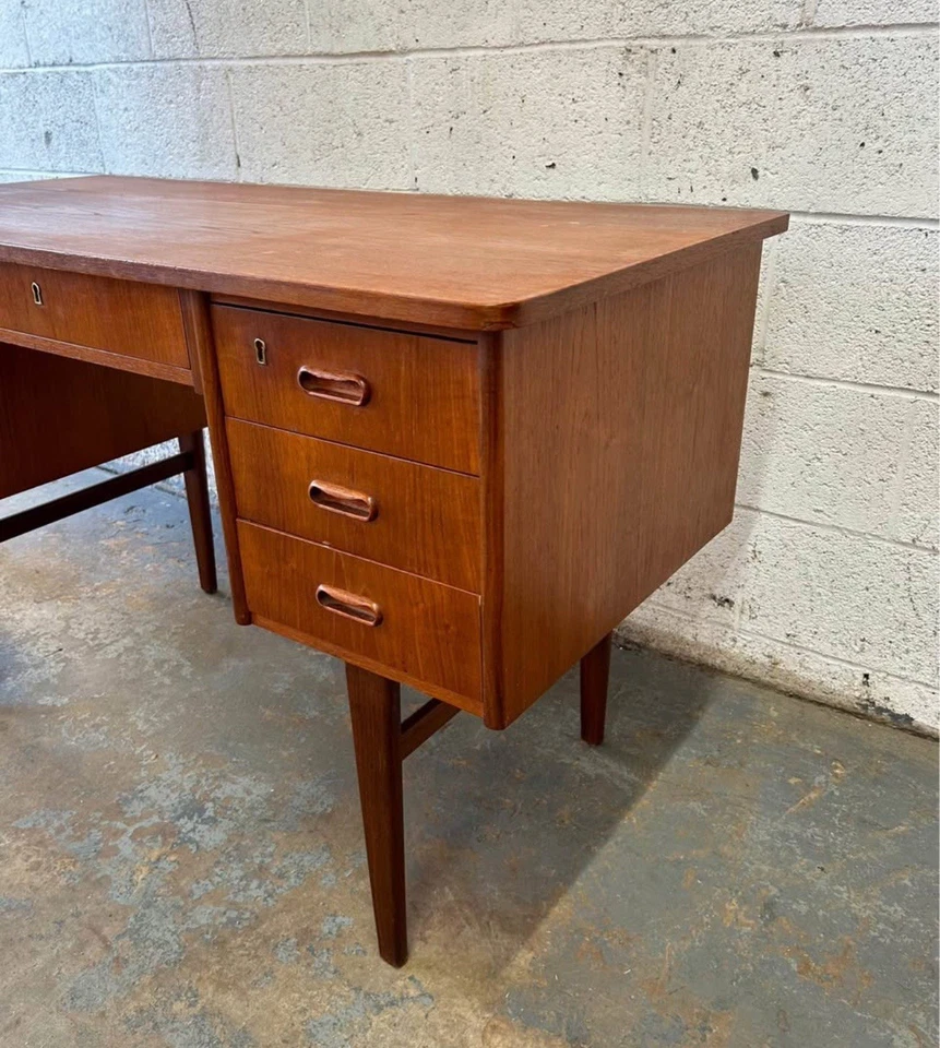 Escritorio independiente de teca danés MCM vintage años 60 Foto 4 de 4