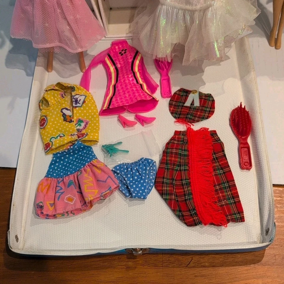 Estuche para muñecas Barbie vintage 1968 azul, 4 muñecas y ropa, accesorios  Foto 3 de 4