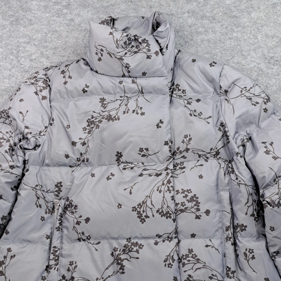 Abrigo acolchado granate Hill para mujer grande gris floral a presión cuello alto acolchado Foto 4 de 4