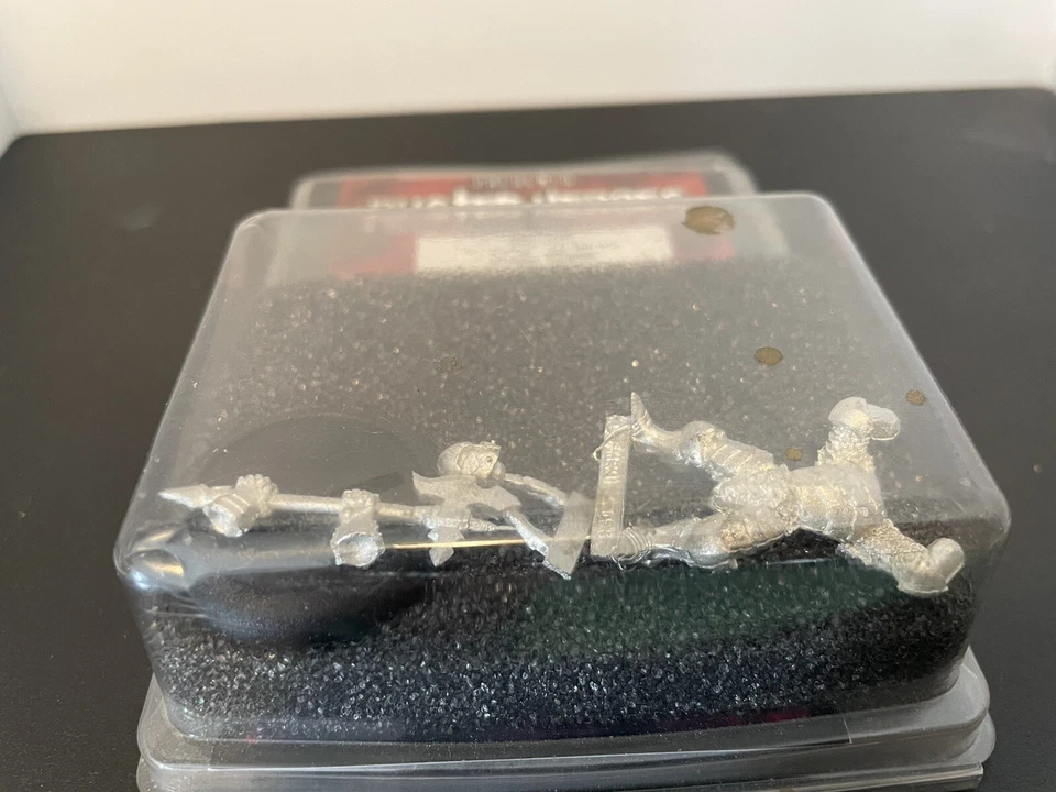 Rusted Heroes Miniatures Sir Lessen con hacha de 2 manos 32 mm metal Dragon Knights Foto 3 de 4