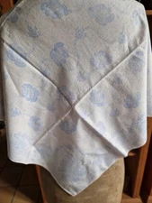 vetement ancien : Fichu/chale carré porté en pointe