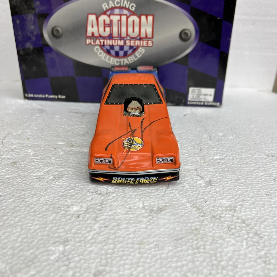 Coche divertido Monza 1978 Action John Force Brute Force 1:24 autografiado con caja Foto 3 de 4