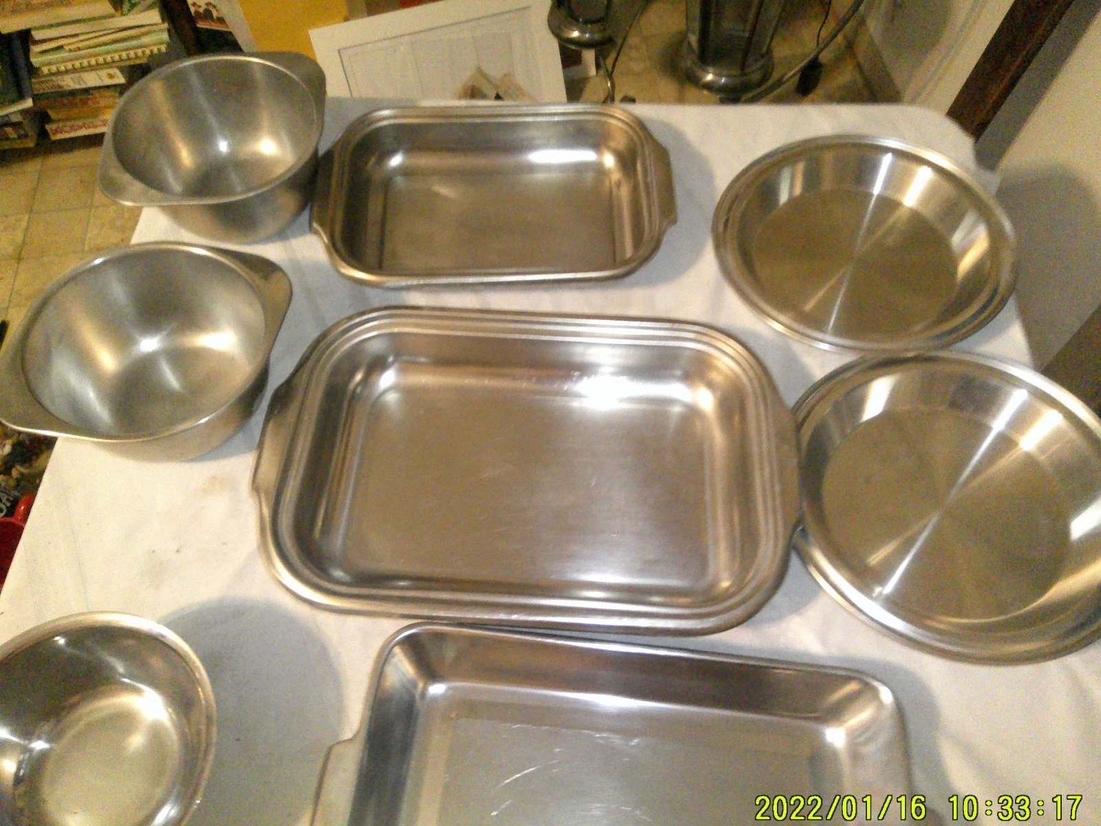 COLLECTION OF USED STAINLESS STEEL COOKUNG ITEMS CAKE PANS BOWLS PIE PANS
Opens in a new window or t