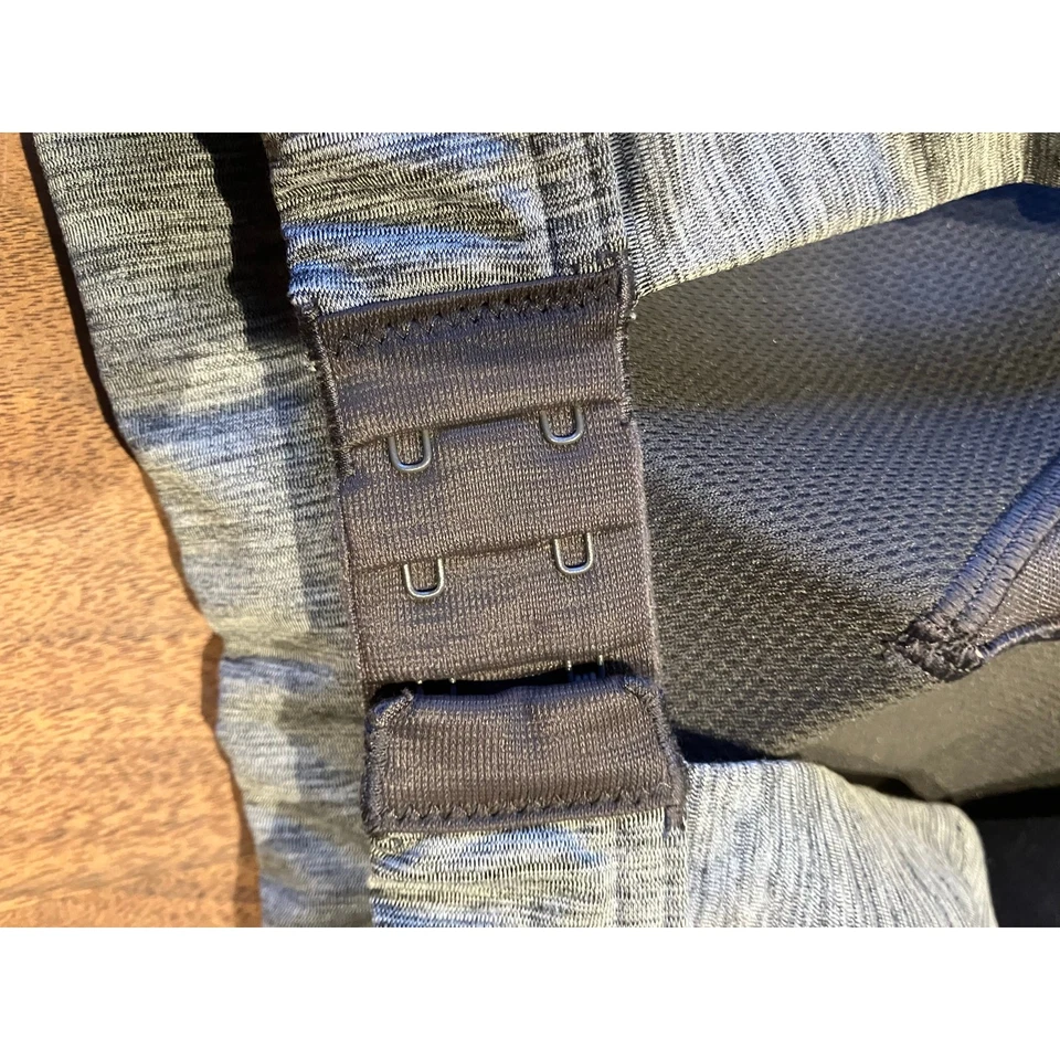  Sujetador deportivo Under Armour gris negro acolchado gancho cremallera trasera talla 32DD sin cables Foto 4 de 4