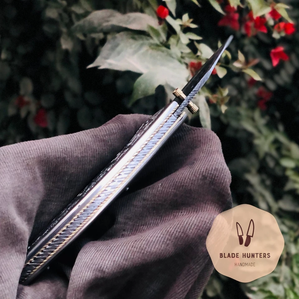 Cuchillo plegable de acero Damasco hecho a mano | Cuchillo de bolsillo con mango grabado con funda Foto 4 de 4