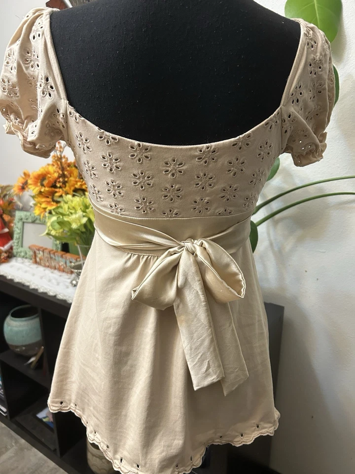 Top Babydoll Bebe Y2K Dorado Seda y Algodón De Colección con Ojales Encaje Talla XS Coqueta  Foto 4 de 4