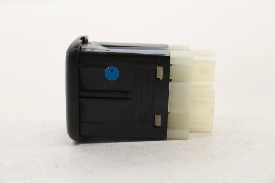 2018 - 2024 BUICK ENCLAVE REAR RIGHT QUARTER USB CHARGER PORT OEM 13595898 - Image 2 of 4