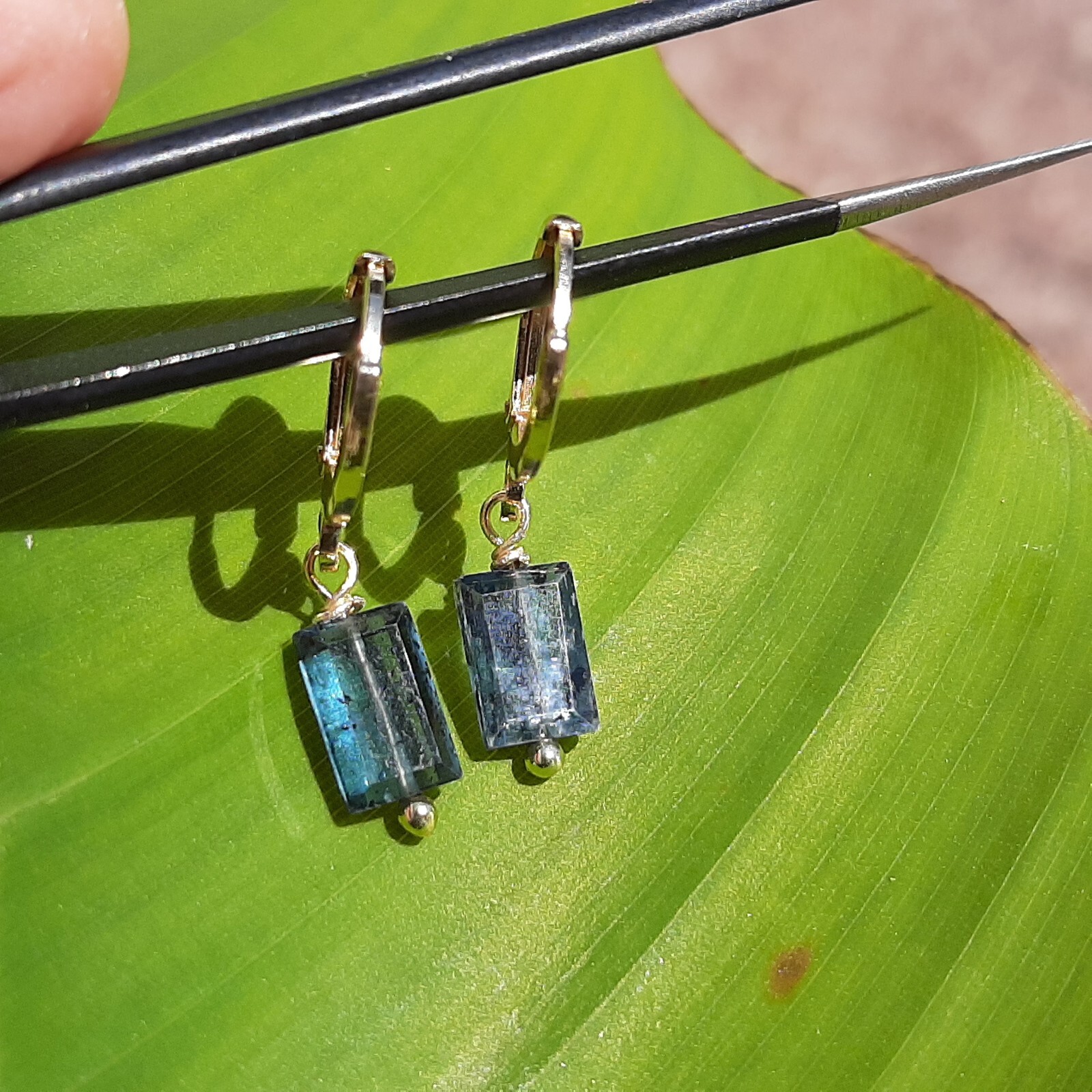 Boucles kyanite bleue indigo et or 14k : l'éclat du luxe artisanal