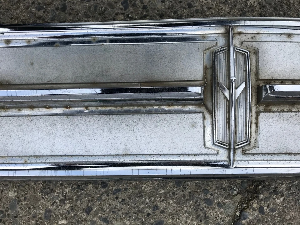 1965 65 Olds Cutlass S 442 Usado GM Acabamento de Painel Traseiro Fundido C-G - Imagem 4 de 4