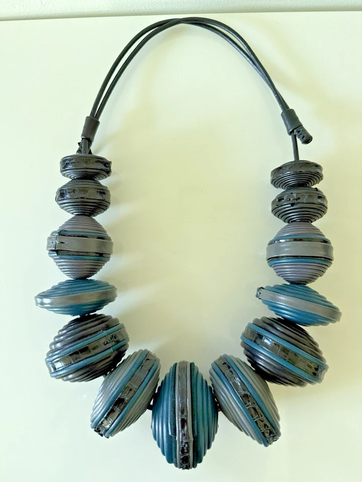 Collar Giulia Boccafogli de cuero grueso llamativo, negro/azul/gris Foto 2 de 4