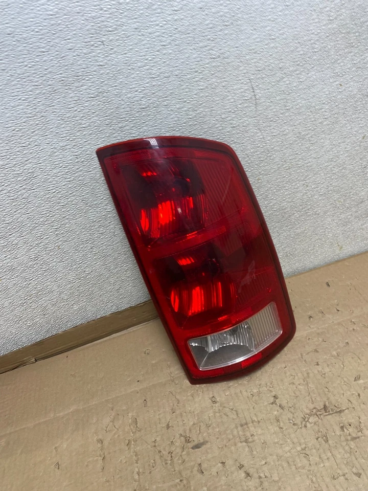 Задний фонарь правосторонний для Dodge Ram 1500 2002–2006 годов выпуска TYC U3147 DW - Изображение 3 из 4