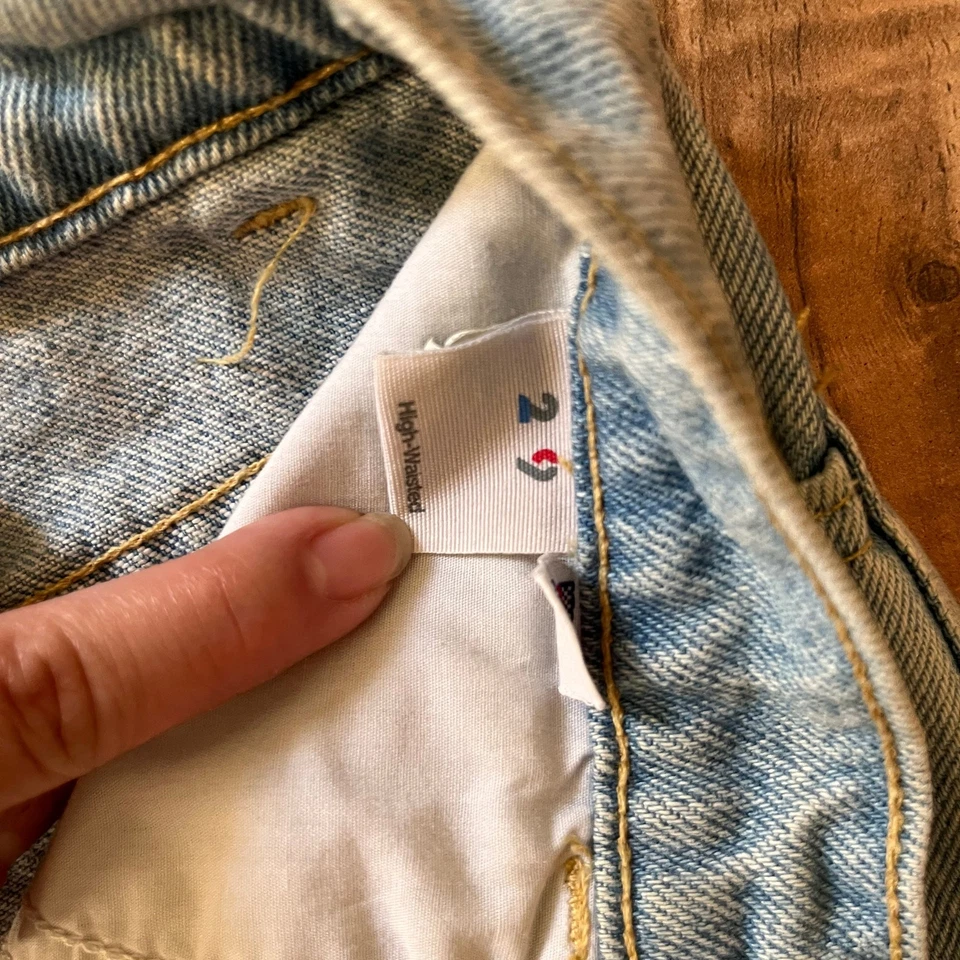 Pantalones cortos de mezclilla de tiro alto American Apparel con puños cintura alta en lavado de verano  Foto 4 de 4