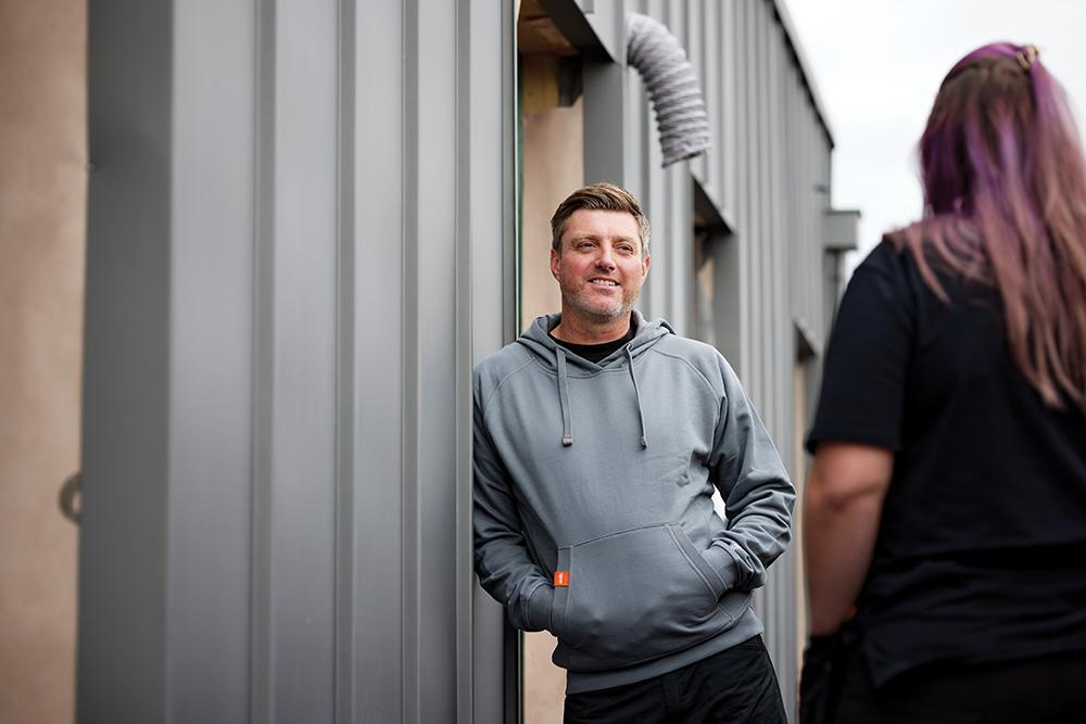 Thumbnail - Scruffs Kapuzenpulli „eco Worker“, Anthrazit Größe L