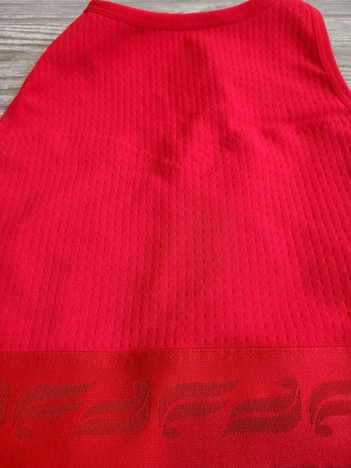 Sujetador deportivo Fabletics para mujer rojo escultura tejido twist rojo atlético Foto 2 de 4