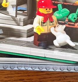 *BRAND NEW* Lego 10185 Modular House GREEN GROCER *RETIRED* *Creases*