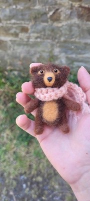 Winziger Nadelfilzbär Miniatur Figur Handarbeit Wolle Teddy Kunst Sammlerstück