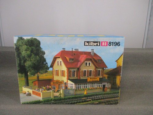 Kibri escala H0 8196 kit "Gasthaus zur Railway with Biergarten" sin construir embalaje original | Zustand: Gebraucht