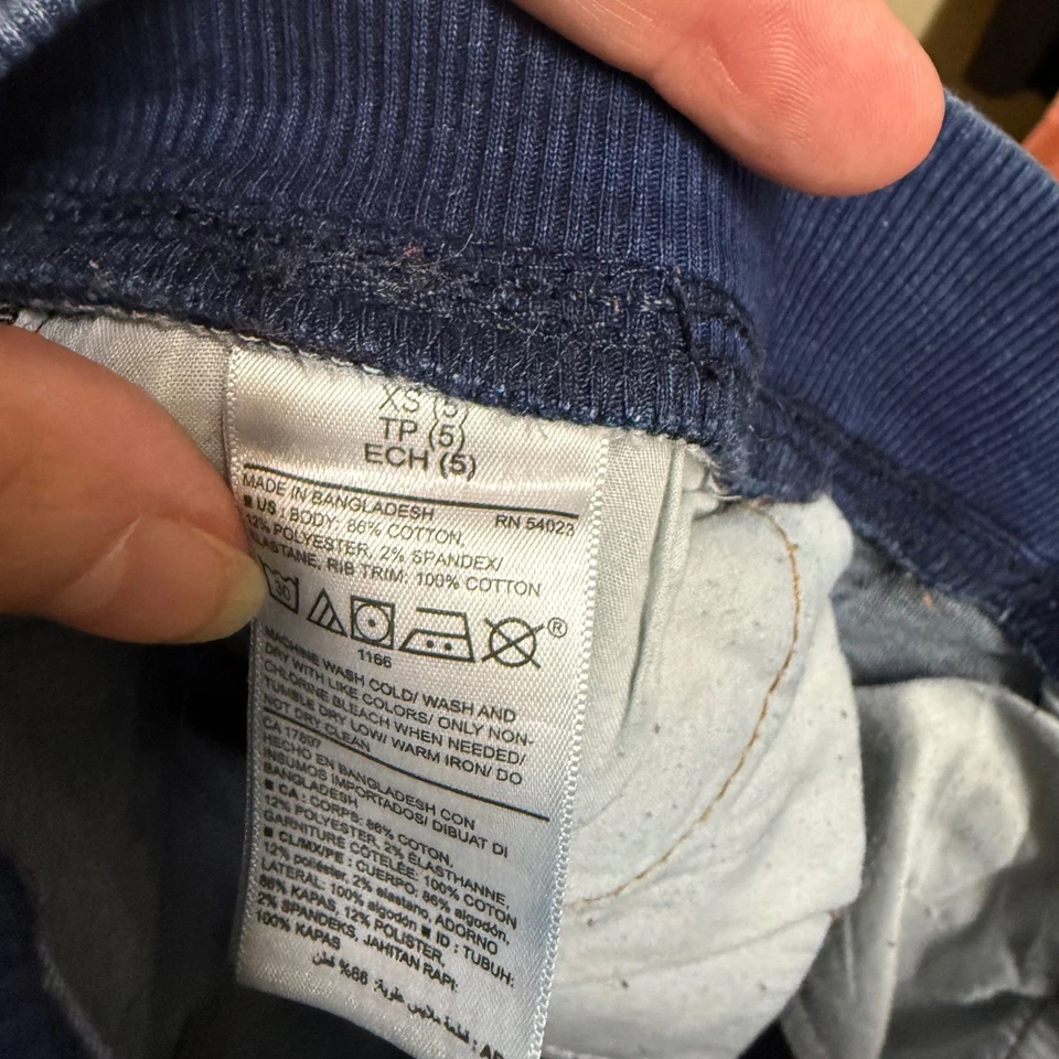 Pantalones de mezclilla Old Navy para niños lavado oscuro calce ceñido karate integrados Flex Max talla XS 5 Foto 4 de 4