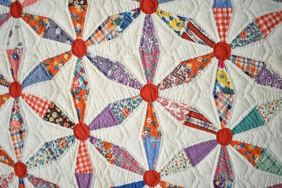DAZZLING Vintage 40's Wagon Wheel Antique Patchwork Quilt, Solid Red Accents! - Image 3 of 4