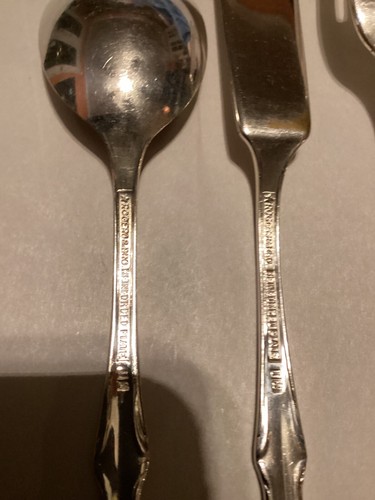 Rogers Bros. -IS Southern Splendor  Silverplate, Five Pieces of Flatware - Picture 13 of 24