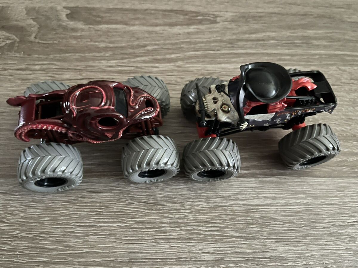 Spin Master Monster Jam In Too Deep Octon8er & Pirates Curse