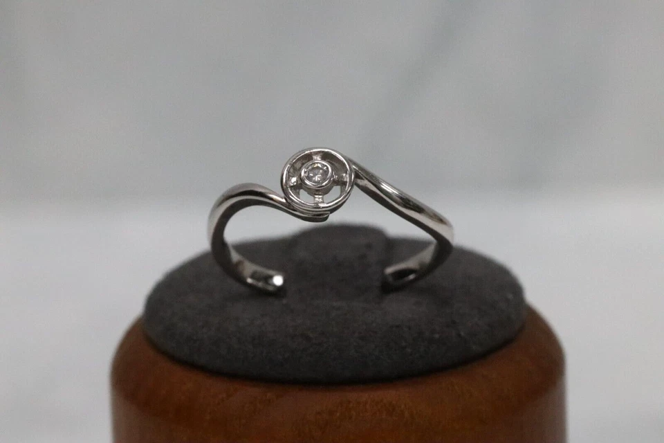 9ct White Gold Diamond Bypass Ring - Size O — 第 3/4 张图片