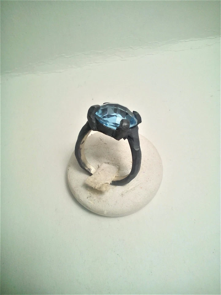 ANELLO TOPAZIO AZZURRO TONDO TAGLIO BRIOLETTE IN ARGENTO BRUNITO 925 - Immagine 2 di 4