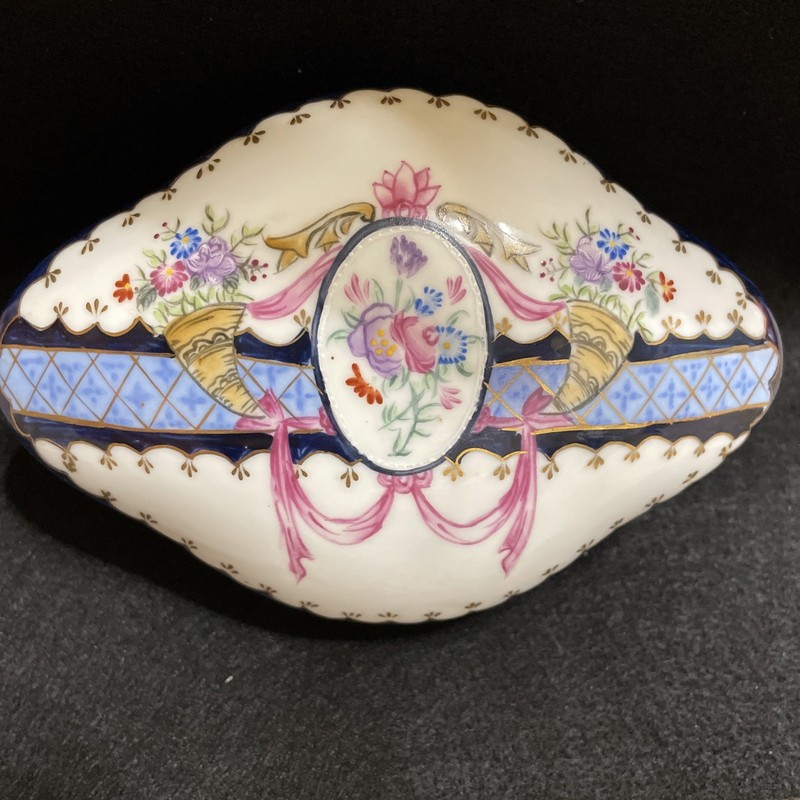 Limoges Of France Porcelain Jewelry Holder, beautiful piece 
