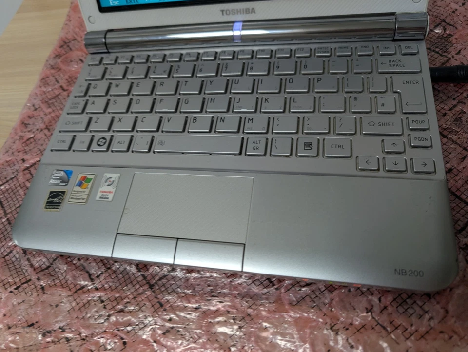 Toshiba NB200-126 Netbook - 10.1" - Intel Atom N280 - 1GB Ram - No Storage - Image 3 of 4