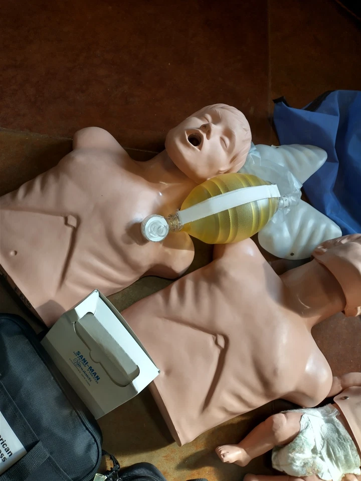 Lote de maniquí RCP para adultos y bebés y entrenador DEA Foto 3 de 4