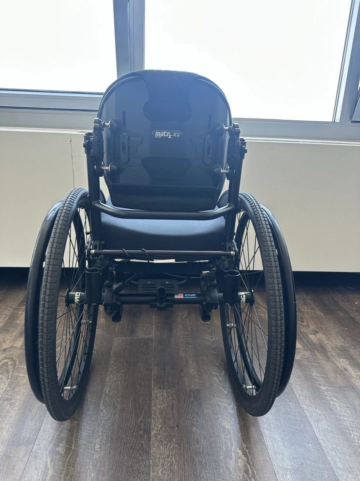 Silla de ruedas rígida ultraligera de titanio Tilite ZRA 14”x18” con respaldo rígido Foto 2 de 4