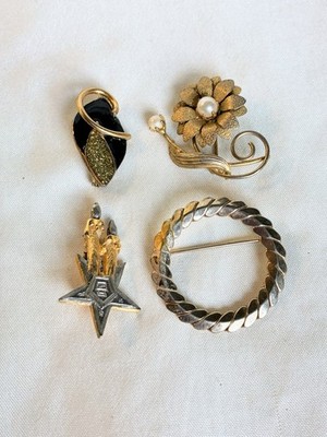 Set of 4 vintage brooches in gold and silver tones with a mix of styles jewelry