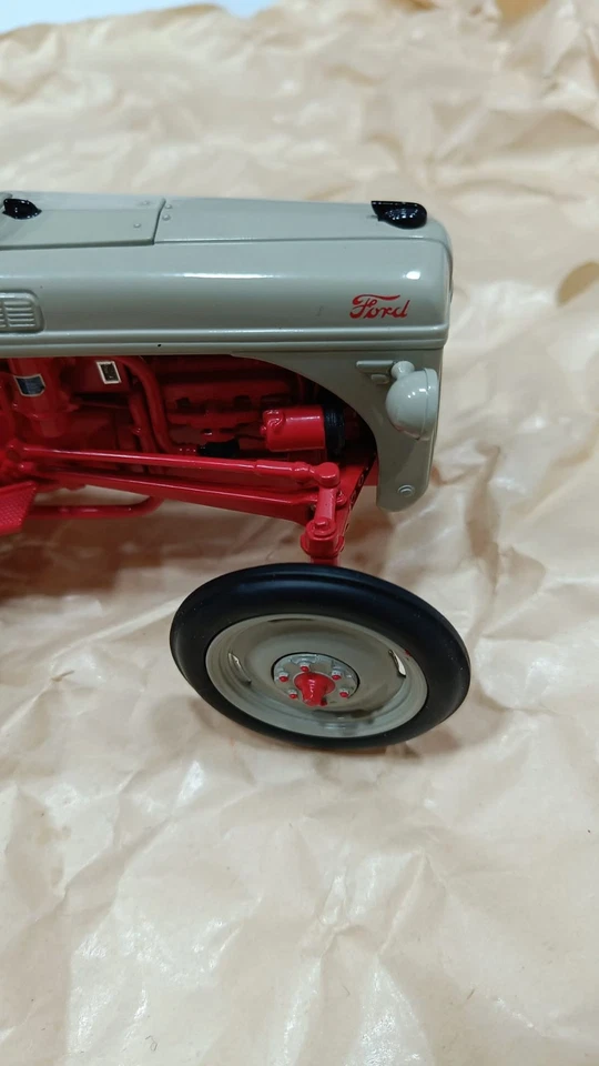 Danbury Mint 1952 Ford 8N tractor 1:16 - Immagine 4 di 4