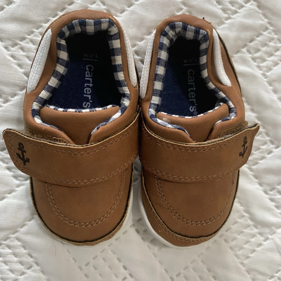 Zapatos de barco de gamuza tostados Carter’s para niños pequeños azul marino bordado ancla talla 4 1/2 Foto 4 de 4