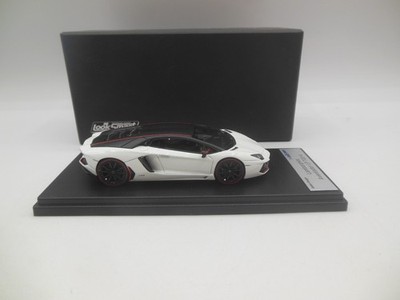Looksmart LS384P Lamborghini Aventador LP 700-4 Pirelli Ed in weiß Maßstab 1:43
