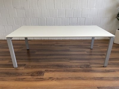 Bene Schreibtisch 180x80cm weiß grau höhenverstellbar Kabelwanne