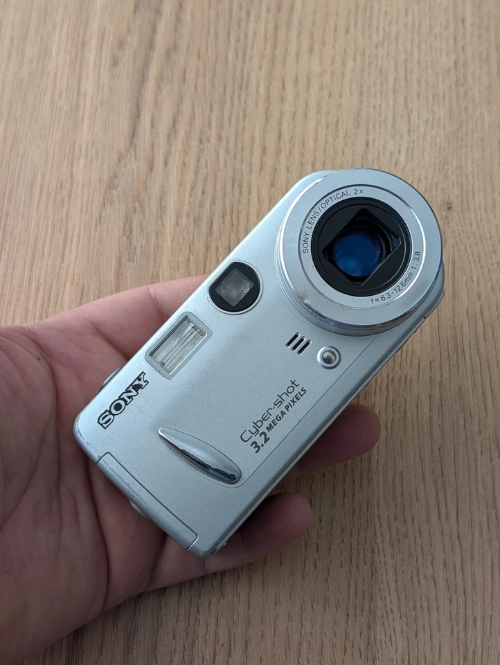 Sony Cybershot DSC-P52 3.2MP Digital Camera With Memory Card, Silver - Tested - Image 3 of 4