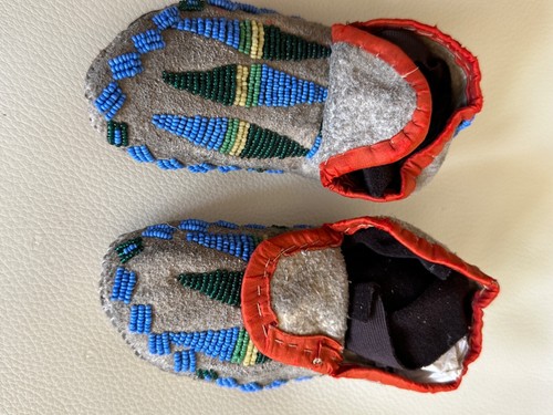 Antique American Plains Indian Beaded Child's Moccasins c. 1900 5.5" X 2.25" - Picture 3 of 13