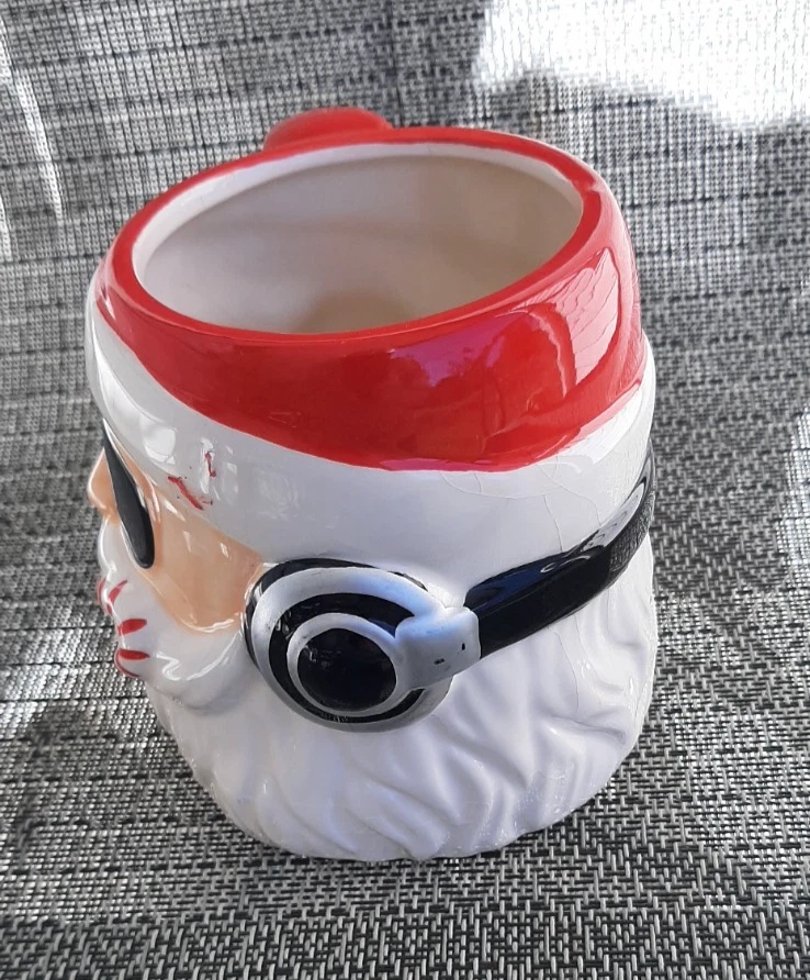 Big Mouth Inc. Taza grande de cerámica Cool Santa con cortinas y auriculares 24 oz Foto 2 de 4