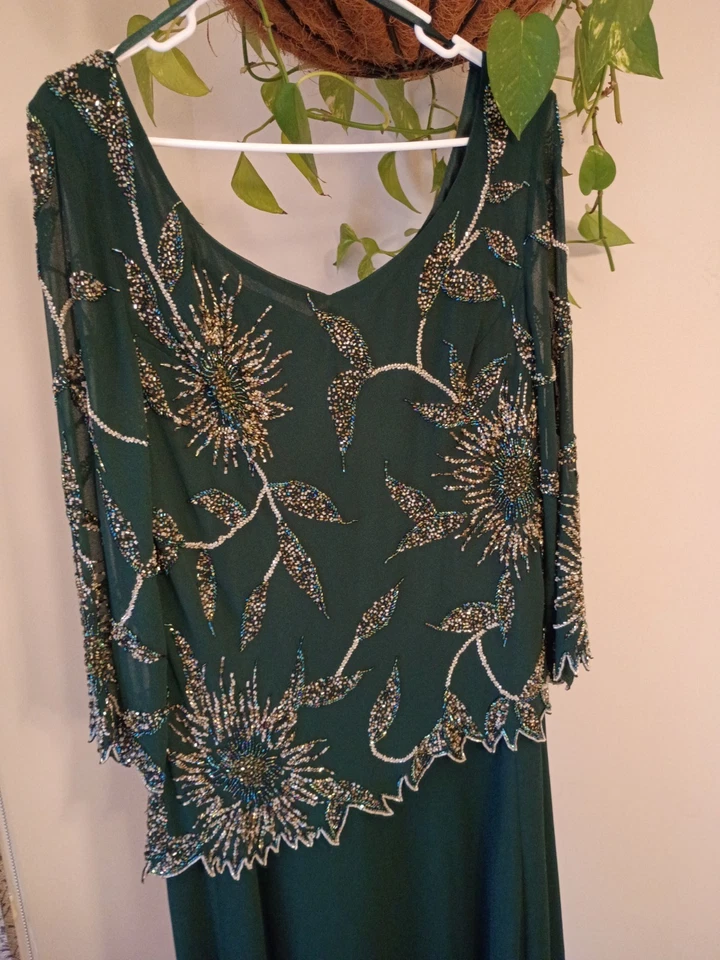 Vestido JKara Hunter verde floral con cuentas Foto 3 de 4