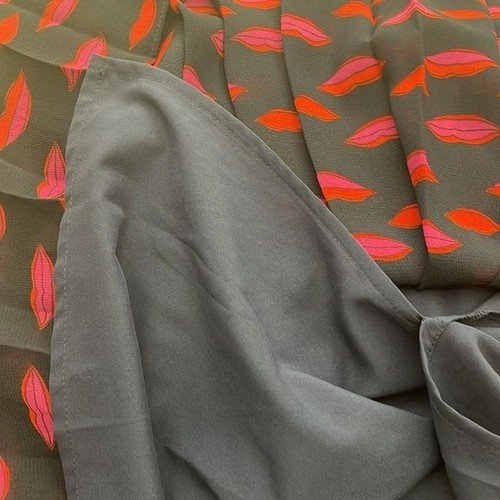 Vestido halógeno para mujer plisado multicolor motivo labios talla 0 - Imagen 10 de 11