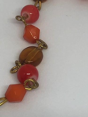 Collana vintage di perline arancioni e ambra con ciondolo cuore in ottone inciso - Foto 7 di 9