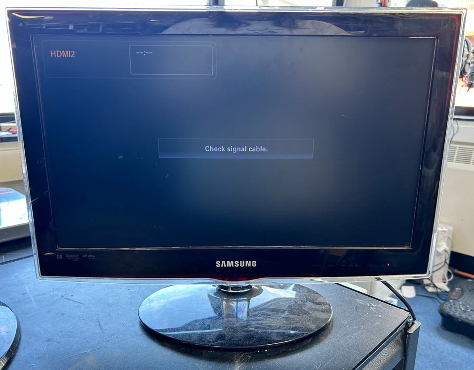 Samsung UE22C4000 22” HD TV Black Remote Stand Slim Hdmi  Dvb-t Tuner - Image 2 of 4